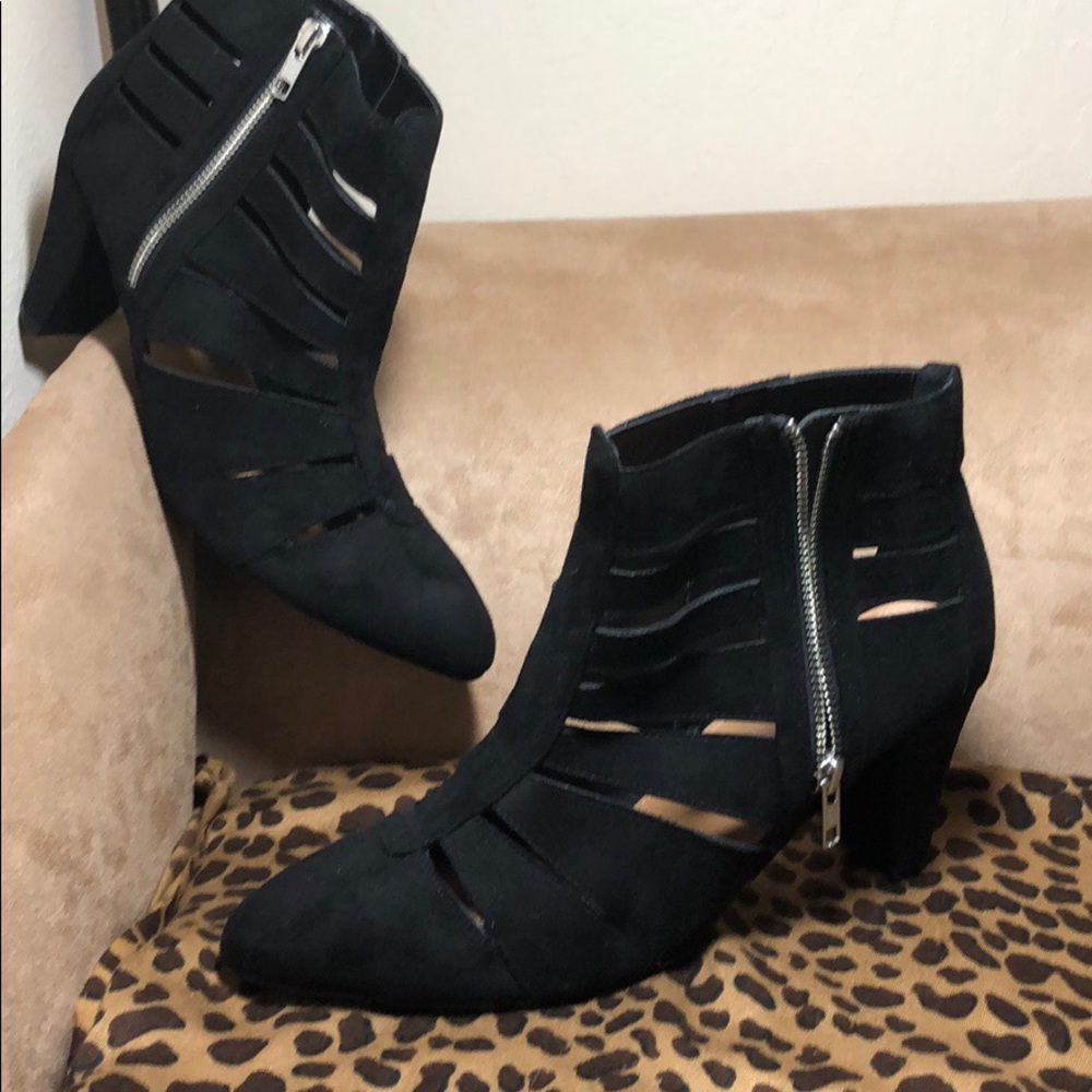 New blk booties w/silver side zipper for flair S11